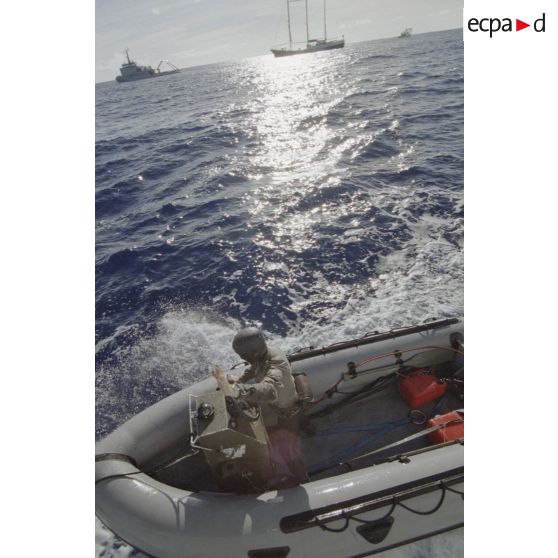 Les commandos de  marine Hubert en zodiac assurent les navettes de transbordement des passagers et gendarmes entre le navire Rainbow Warrior II de Greenpeace arraisonné, le patrouilleur La Railleuse (P689), et le remorqueur-ravitailleur Revi (A635).