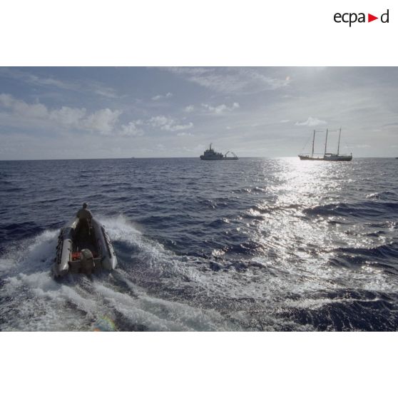 Les commandos de  marine Hubert en zodiac assurent les navettes de transbordement des passagers et gendarmes entre le navire Rainbow Warrior II de Greenpeace arraisonné, le patrouilleur La Railleuse (P689), et le remorqueur-ravitailleur Revi (A635).