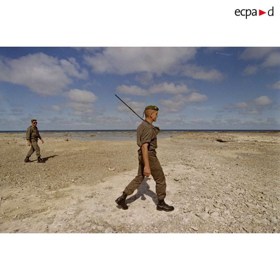 Des légionnaires du 5e régiment étranger (5e RE) en patrouille fouillent l'atoll de Moruroa à la recherche du cinquième zodiac de Greenpeace introuvable lors de l'arraisonnement du navire Rainbow Warrior II.