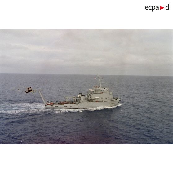 Vue aérienne depuis un hélicoptère du remorqueur-ravitailleur Revi (A635).