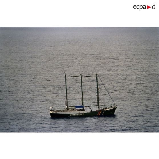 Vue aérienne depuis un hélicoptère du navire Rainbow Warrior II de Greenpeace au large de Moruroa.