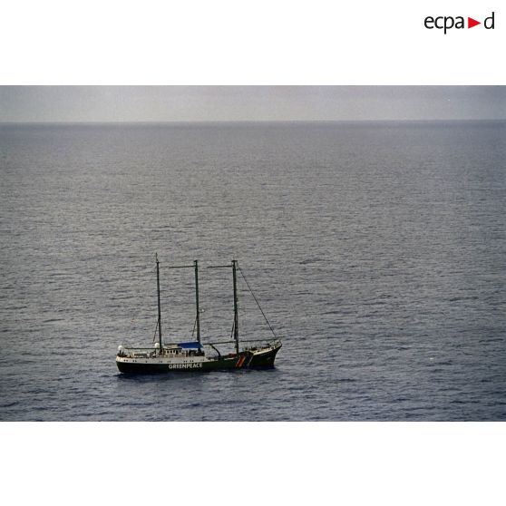 Vue aérienne depuis un hélicoptère du navire Rainbow Warrior II de Greenpeace au large de Moruroa.