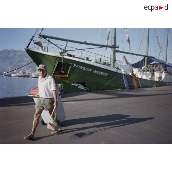 Le navire Rainbow Warrior II de l'association Greenpeace à quai dans le port de Papeete, avant le départ vers Moruroa. Dessin de dauphin sur l'étrave.