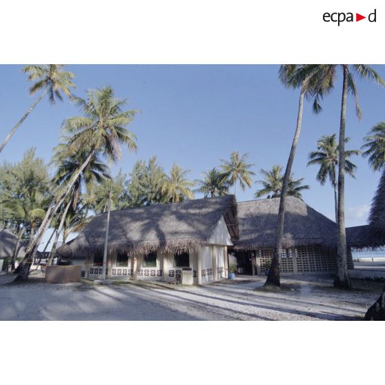 Vue extérieure de la salle de presse destinée aux journalistes installée par le SIRPA sur l'atoll de Moruroa et des valises INMARSAT pour la transmission vocale des informations par satellite.