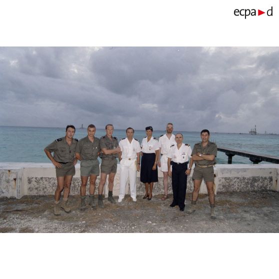 Photographie de groupe de l'équipe SIRPA-ECPA devant le lagon de Moruruoa.