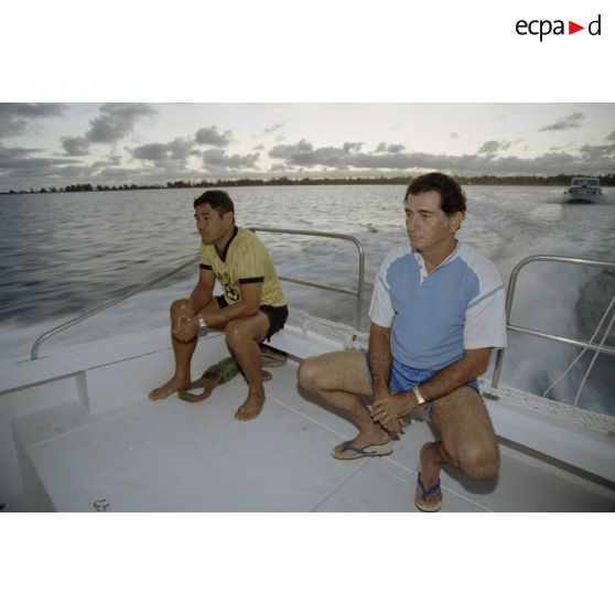Partie de pêche à la traîne sur une petite vedette en bordure de l'atoll de Moruroa du deuxième adjoint du maire de Papeete, Patrick Bordet (à droite), lors d'une visite de membres du gouvernement et d'élus du territoire polynésiens.