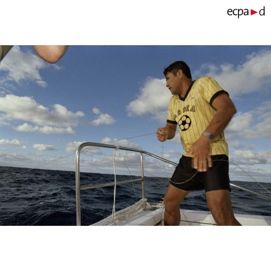 Partie de pêche à la traîne sur une petite vedette en bordure de l'atoll de Moruroa lors d'une visite de membres du gouvernement et d'élus du territoire polynésiens.