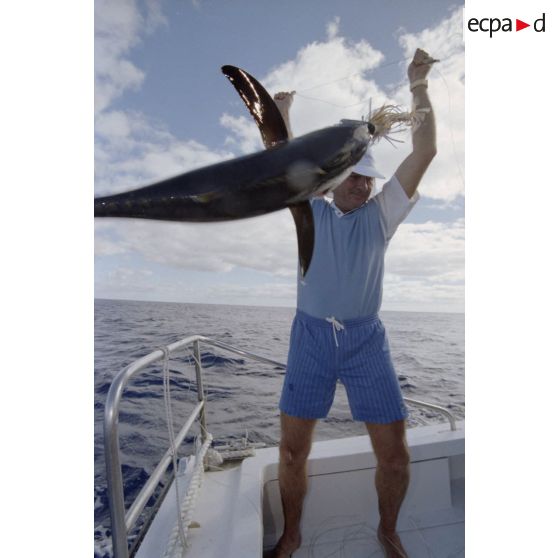 Partie de pêche à la traîne sur une petite vedette en bordure de l'atoll de Moruroa du deuxième adjoint du maire de Papeete, Patrick Bordet, lors d'une visite de membres du gouvernement et d'élus du territoire polynésiens. De nombreux poissons sont attrapés, ici une bonite.