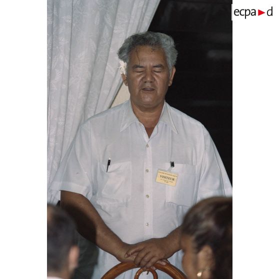 Repas au restaurant Poséidon lors de la visite de membres du gouvernement et d'élus du territoire polynésien sur l'atoll de Moruroa. Portrait d'un padre tahitien, membre de la délégation évangélique.