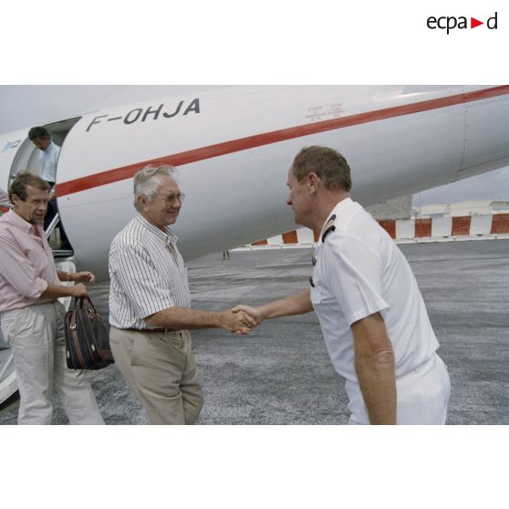 Gaston Flosse, président de la Polynésie française, est accueilli par le colonel Delcourt, commandant du site (COMSITE), lors de la visite de membres du gouvernement et d'élus du territoire polynésien sur l'atoll de Moruroa.