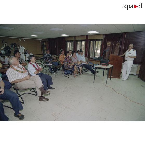 Le colonel Delcourt, commandant du site (COMSITE), présente le site de l'atoll de Moruroa lors de la visite de membres du gouvernement et d'élus du territoire polynésien, dont Gaston Flosse, président de la Polynésie française, et maire adjoint de Papeete.