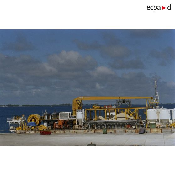 Barge Cimagré (ciment et agrégats) chargée de l’obturation des puits de tir du Commissariat à l’énergie atomique (CEA) par cimentation à quai au port de l'atoll de Moruroa.