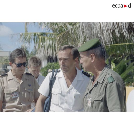 Comité d'accueil des journalistes et du ministre de l'Outre-mer à l'aéroport de Moruroa : capitaine Benessian, capitaine de corvette Ollivier du SIRPA et major Léjsek.