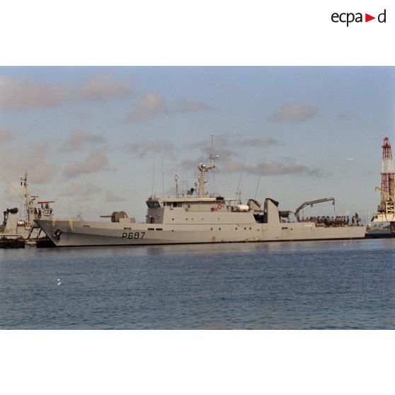 Le patrouilleur La Grâcieuse (P687) à quai au port de l'atoll de Moruroa.