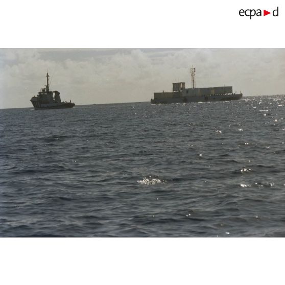 Remorquage d'une barge d’enregistrement et de mesure (BEM ou Mesenge) du Commissariat à l’énergie atomique (CEA) par le remorqueur ravitailleur Maroa (A637).