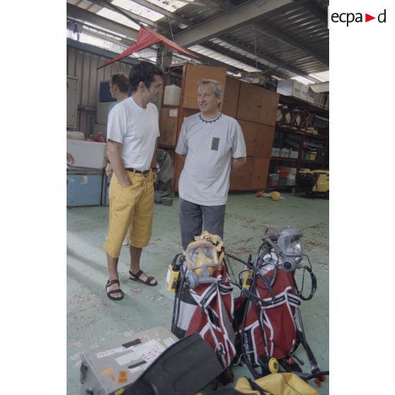 Préparatifs avant le départ en plongée sous-marine de Jean-Jacques de Peretti, ministre de l'Outre-mer, dans un hangar du service mixte de surveillance radiologique et biologique (SMSRB) de Moruroa..