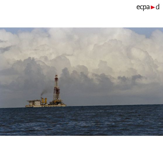 Plateforme autoélévatrice de forage de puits de tir Tila en mer près de Moruroa.
