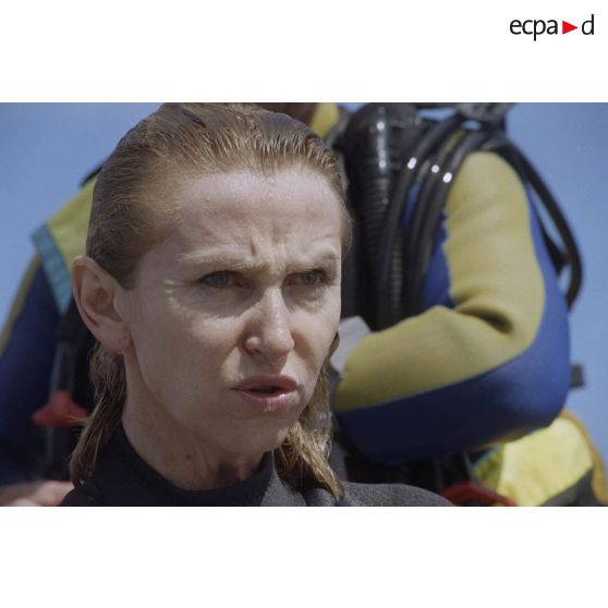 Portrait de Marine Jacquemin, journaliste de la télévision TF1, après une plongée sous-marine dans les eaux de Moruroa.