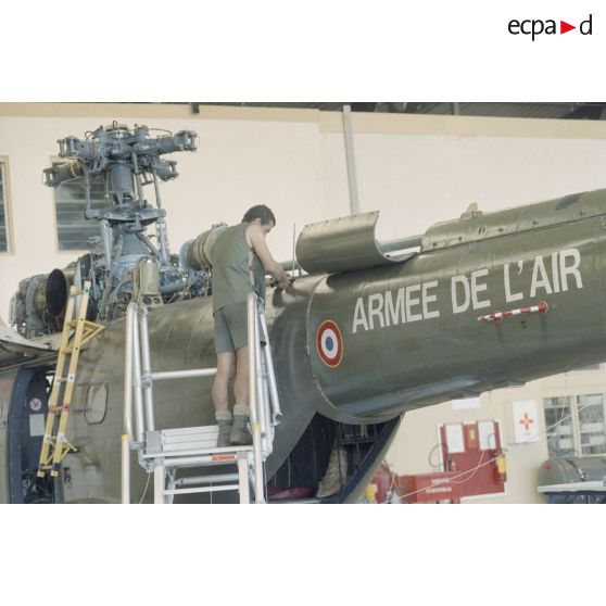 Un mécanicien fait la maintenance du rotor d'un hélicoptère Puma SA-330 de l'escadron de transport d'hélicoptères d'outre-mer (ETOM) 52 à Moruroa.