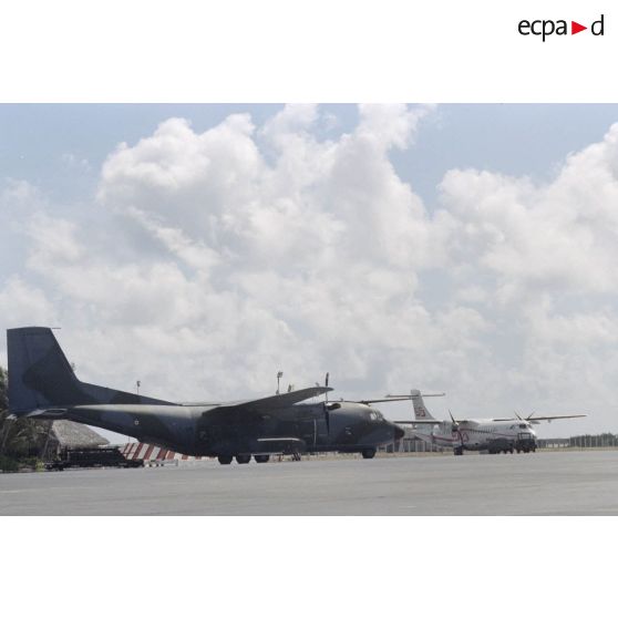 Un avion Transall C-160 et un avion ATR-42 de la compagnie Air Tahiti sont stationnés sur l'aéroport de l'atoll de Moruroa.