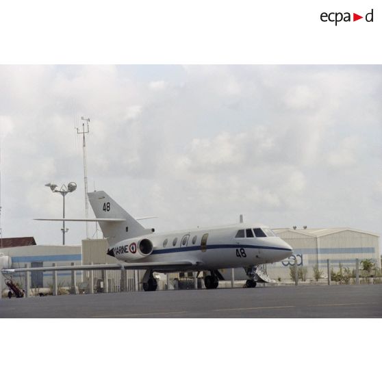 Avion de transport Gardian Falcon 200 de l'escadrille 12S de la base aérienne (BA) 190 Tahiti-Faa'a stationné sur l'aéroport de l'atoll de Moruroa.