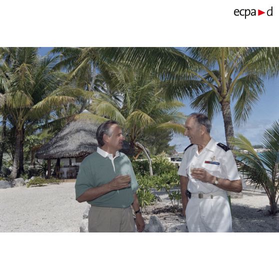 Le général de corps aérien Paul Véricel, directeur des centres d'expérimentation nucléaire (DIRCEN), reçoit Jean-Jacques de Peretti, ministre de l'Outre-mer, sur l'atoll de Morurua.