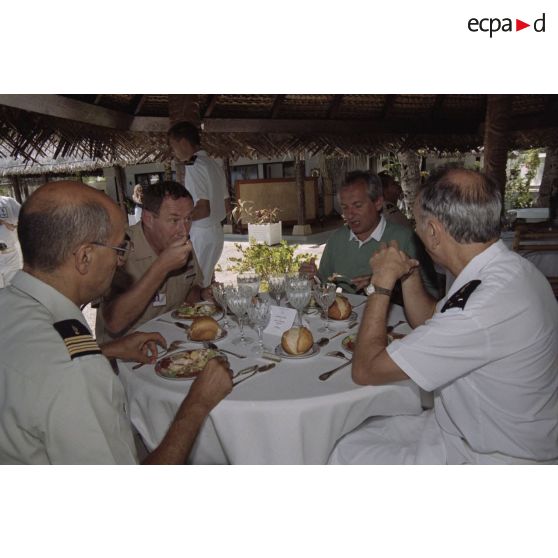 Repas à l'état-major de la base interarmées des sites (BIA) : Jean-Jacques de Peretti, ministre de l'Outre-mer, le général de corps aérien Paul Véricel, directeur des centres d'expérimentation nucléaire (DIRCEN), le colonel Patrick Delcourt, commandant du site de Moruroa (COMSITE).