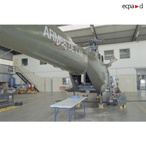 Montage du système de transmission de l'ECPA dans l'hélicoptère Puma SA-330 de l’escadron de transport d’outre-mer (ETOM) 82 de Moruroa.