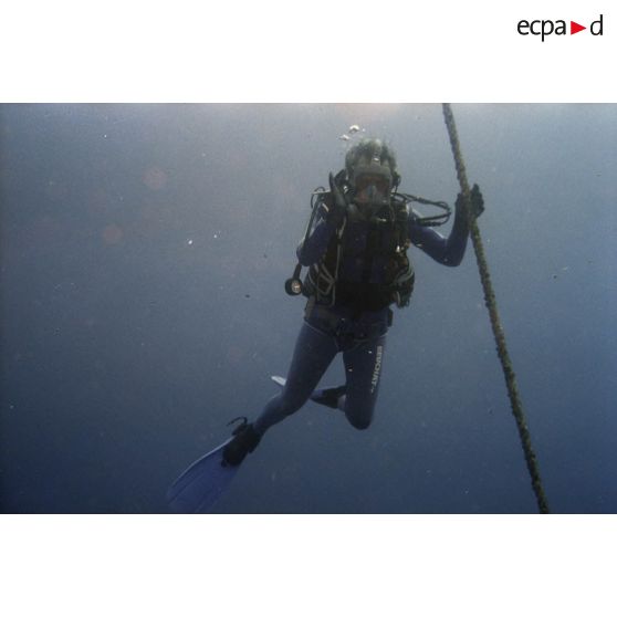 Vue sous-marine pendant la plongée de Jean-Jacques de Peretti, ministre de l'Outre-mer, dans la zone d'un puits de tir d'expérimentation nucléaire sous lagon.