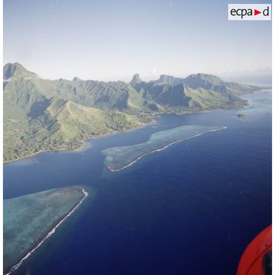 Vue aérienne de l'île de Moorea et de son récif corallien.