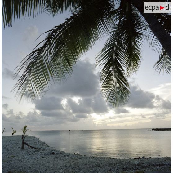Coucher de soleil sur l'atoll d'Hao dans l'archipel des Tuamotu.