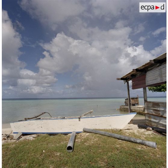 Paysage et fare de l'atoll d'Hao dans l'archipel des Tuamotu.