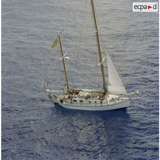 Vue aérienne de voiliers de la flottille de la paix de Greenpeace en mer près de l'atoll de Moruroa. Le Véga.