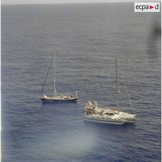 Vue aérienne de voiliers de la flottille de la paix de Greenpeace en mer près de l'atoll de Moruroa. L'Aquila de Oro et le trimaran Triptych.