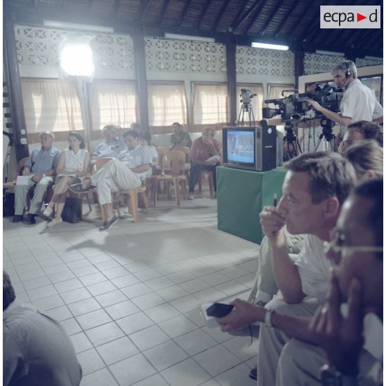 Journalistes, équipe de tournage de l'ECPA (Benoît Dufeutrelle caméraman) et moyens du SIRPA  lors de la conférence de presse du directeur des centres d'expérimentation nucléaire (DIRCEN), et du directeur des essais nucléaires à Moruroa.