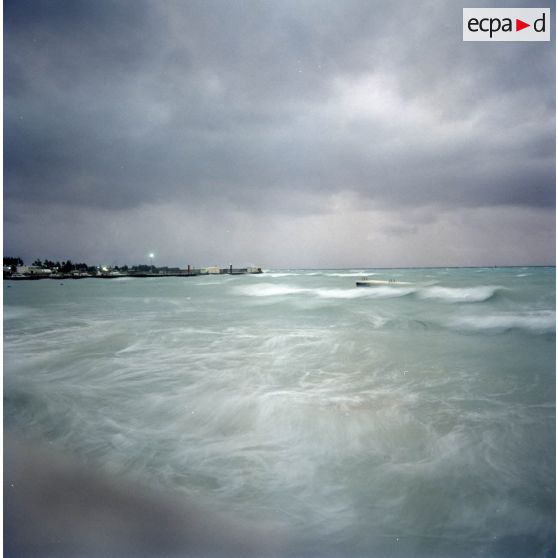 Sur l'atoll de Moruroa, la mer est déchaînée pendant un cyclone.