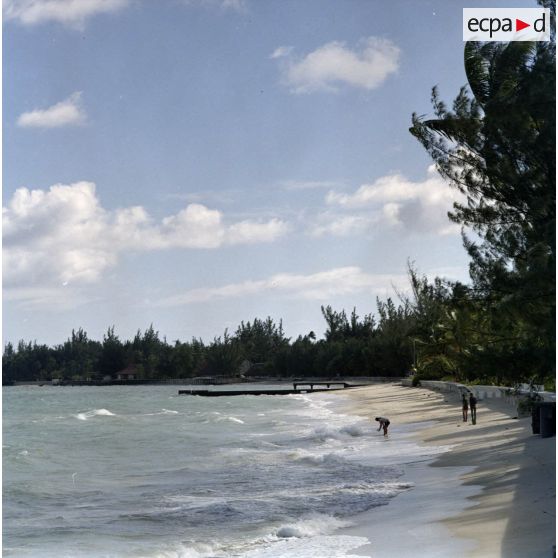 Lagon et promeneurs sur la plage de l'atoll de Moruroa.