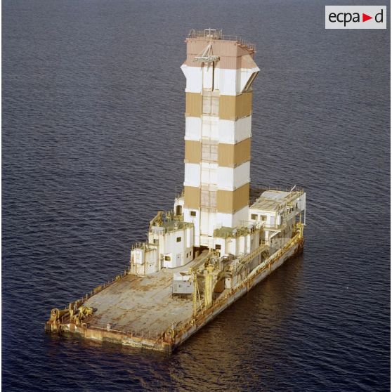 Vue aérienne de l'ancienne tour à béton du Commissariat à l’énergie atomique (CEA) dans le lagon de l'atoll de Moruroa.