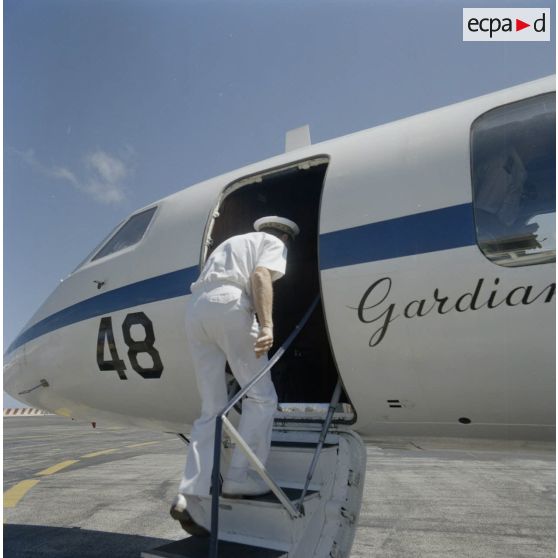 Départ à l'aéroport de Moruroa par avion Dassault-Bréguet Gardian du capitaine de corvette Ollivier du SIRPA qui embarque.