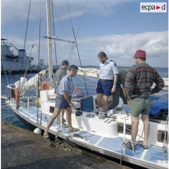 Après son arraisonnement par les commandos-marine, le voilier La Ribaude de la flottille de la paix de Greenpeace et son équipage sont contrôlés par la gendarmerie et par la douane française au port de Moruroa.