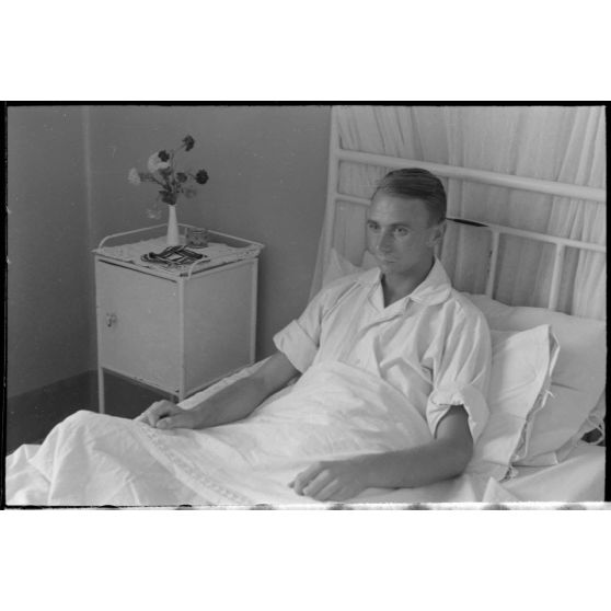 Dans un hôpital militaire, portrait de Josef Wenigmann du Sturzkampfgeschwader 3 (I-StG-3) récipiendaire de la croix de chevalier de la croix de fer (Ritterkreuz).