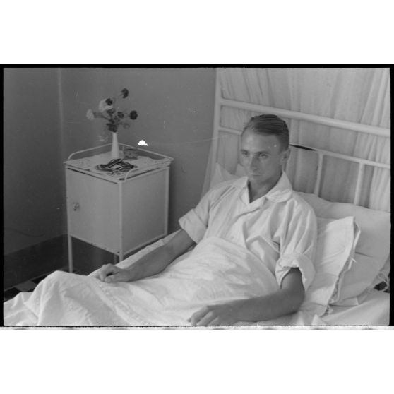 Dans un hôpital militaire, portrait de Josef Wenigmann du Sturzkampfgeschwader 3 (I-StG-3) récipiendaire de la croix de chevalier de la croix de fer (Ritterkreuz).