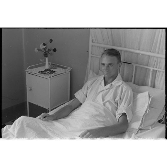 Dans un hôpital militaire, portrait de Josef Wenigmann du Sturzkampfgeschwader 3 (I-StG-3) récipiendaire de la croix de chevalier de la croix de fer (Ritterkreuz).