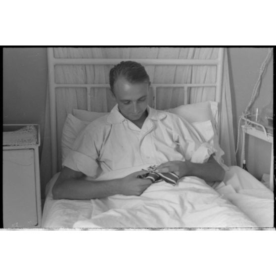 Dans un hôpital militaire, portrait de Josef Wenigmann du Sturzkampfgeschwader 3 (I-StG-3) récipiendaire de la croix de chevalier de la croix de fer (Ritterkreuz).