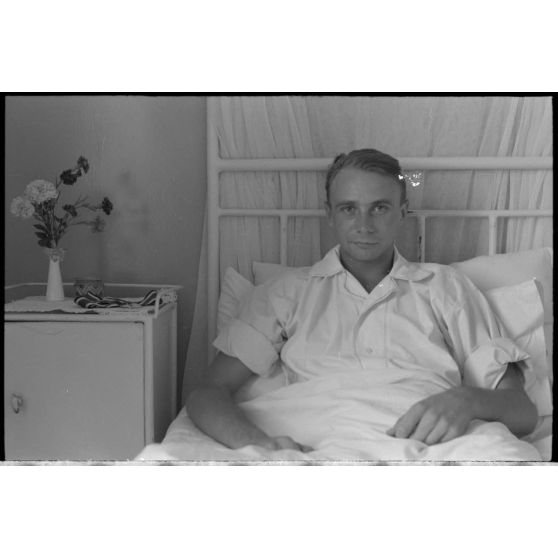 Dans un hôpital militaire, portrait de Josef Wenigmann du Sturzkampfgeschwader 3 (I-StG-3) récipiendaire de la croix de chevalier de la croix de fer (Ritterkreuz).