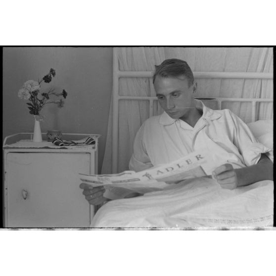 Dans un hôpital militaire, portrait de Josef Wenigmann du Sturzkampfgeschwader 3 (I-StG-3) récipiendaire de la croix de chevalier de la croix de fer (Ritterkreuz).