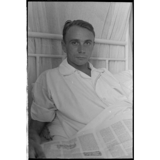 Dans un hôpital militaire, portrait de Josef Wenigmann du Sturzkampfgeschwader 3 (I-StG-3) récipiendaire de la croix de chevalier de la croix de fer (Ritterkreuz).
