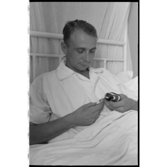Dans un hôpital militaire, portrait de Josef Wenigmann du Sturzkampfgeschwader 3 (I-StG-3) récipiendaire de la croix de chevalier de la croix de fer (Ritterkreuz).