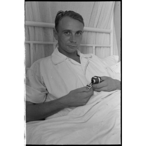 Dans un hôpital militaire, portrait de Josef Wenigmann du Sturzkampfgeschwader 3 (I-StG-3) récipiendaire de la croix de chevalier de la croix de fer (Ritterkreuz).