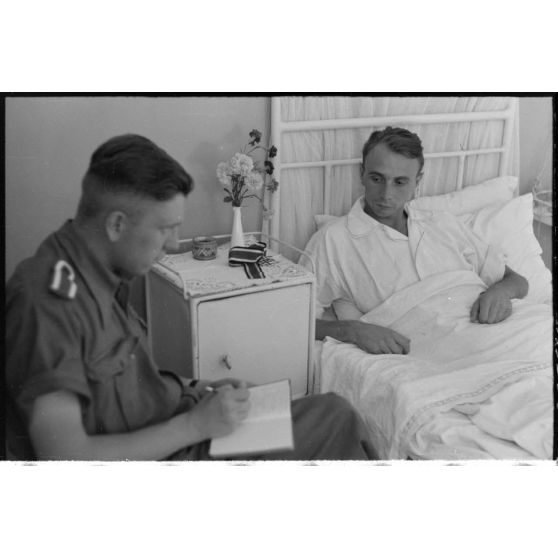 Le reporter de la presse écrite semble être le Wortberichter Kanitz interroge Josef Wenigmann du Sturzkampfgeschwader 3 (I-StG-3) récipiendaire de la croix de chevalier de la croix de fer (Ritterkreuz).